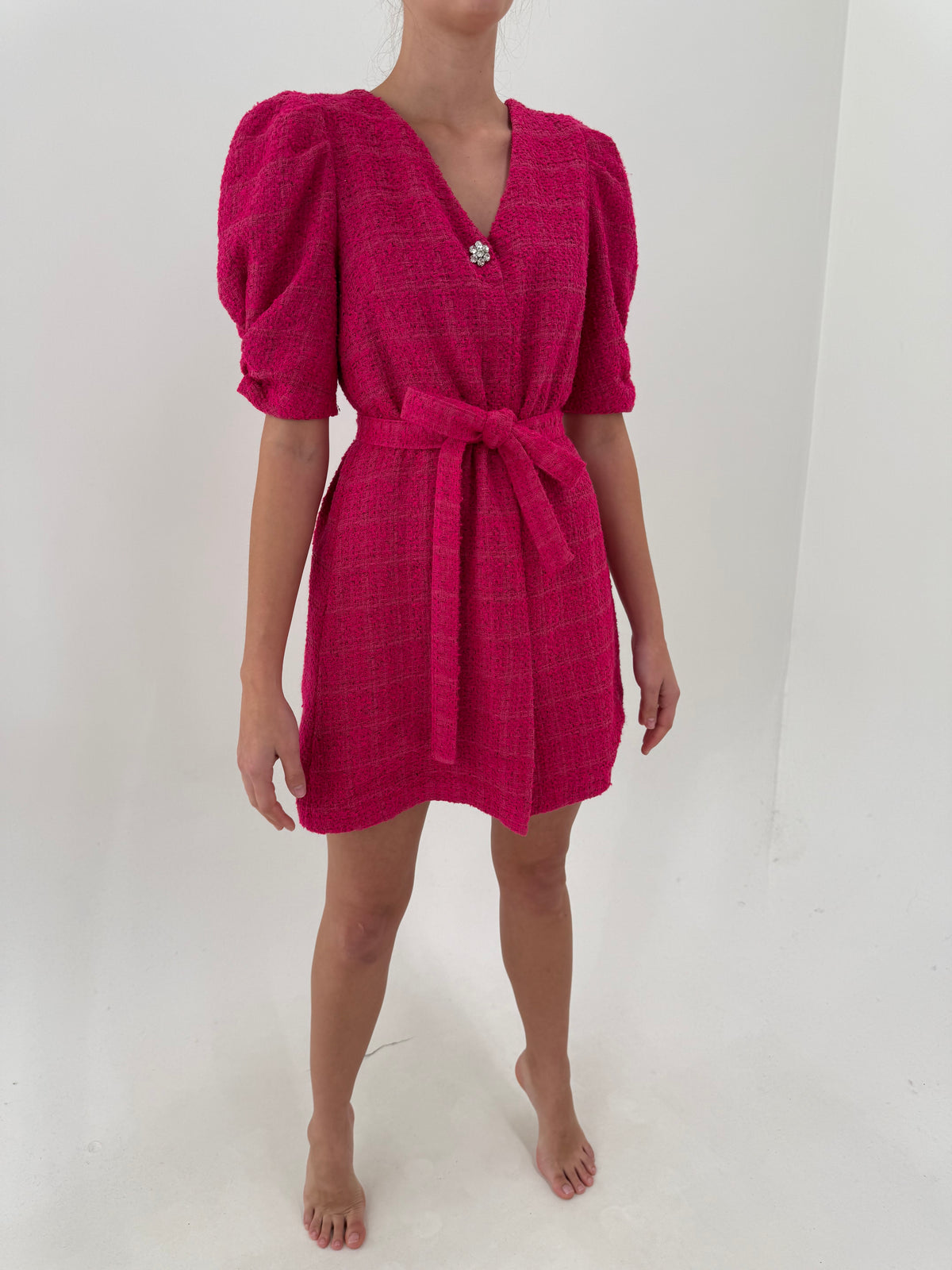 Rochie fucsia din tweed cu talie marcată reglabilă și umeri ușor bufanți