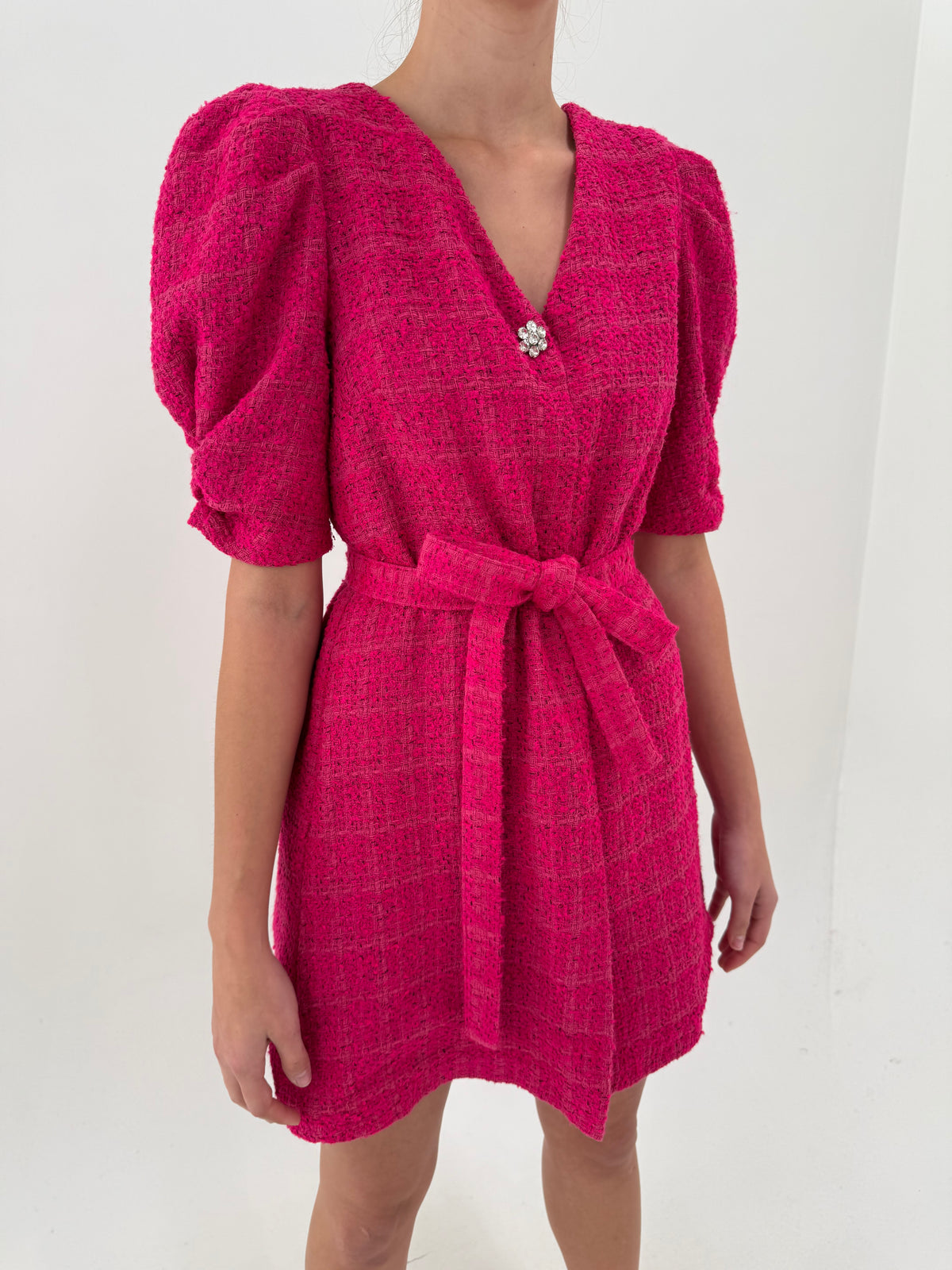 Rochie fucsia din tweed cu talie marcată reglabilă și umeri ușor bufanți