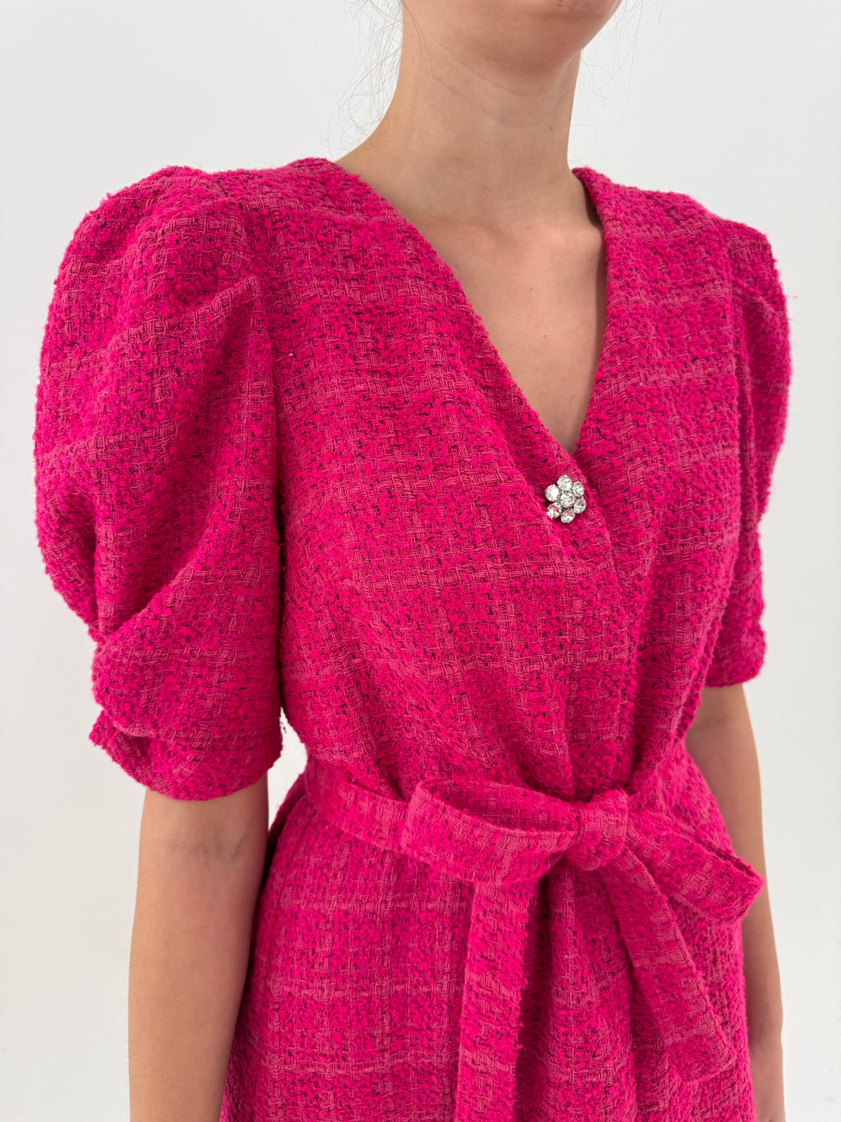 Rochie fucsia din tweed cu talie marcată reglabilă și umeri ușor bufanți