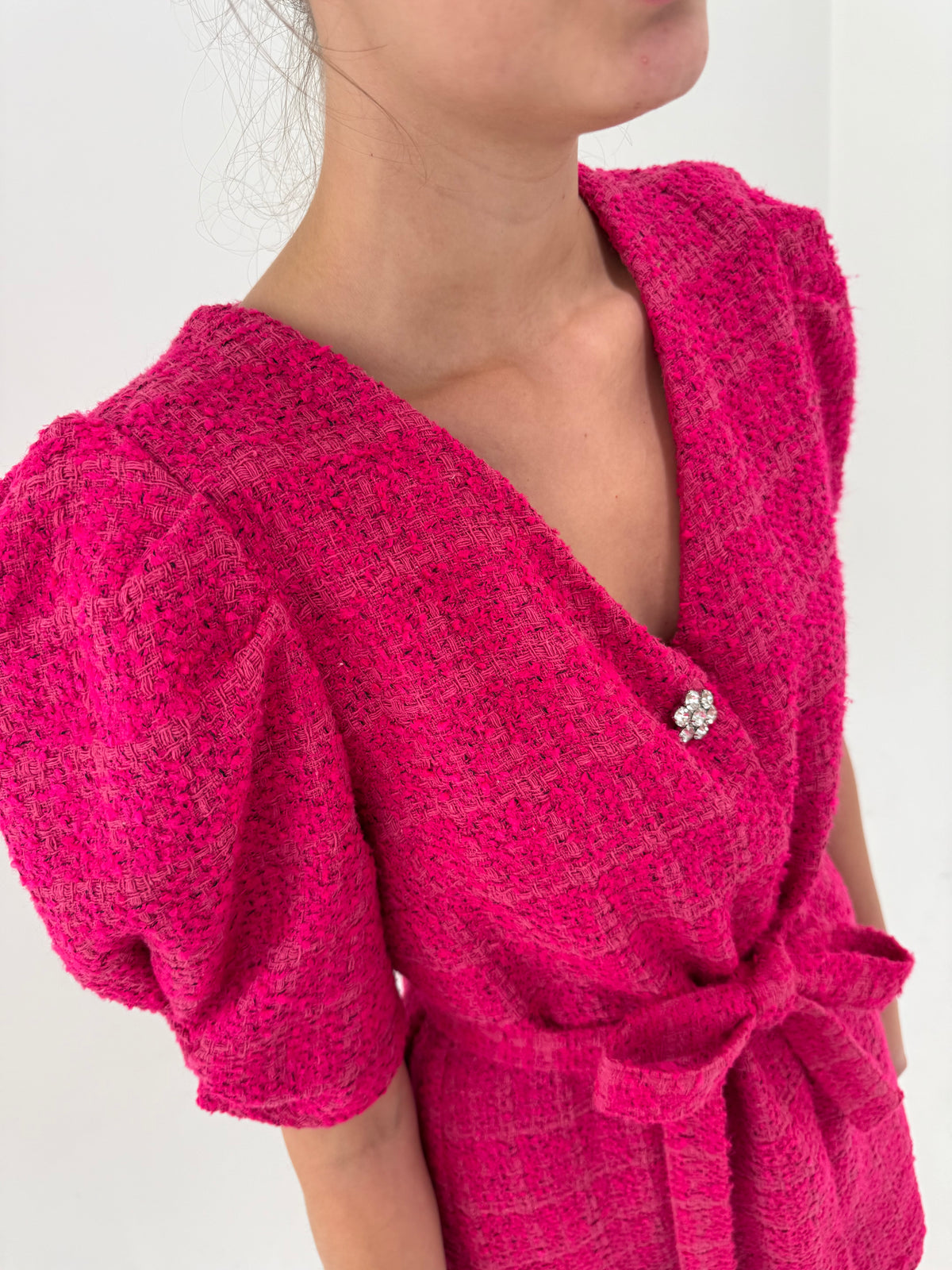 Rochie fucsia din tweed cu talie marcată reglabilă și umeri ușor bufanți