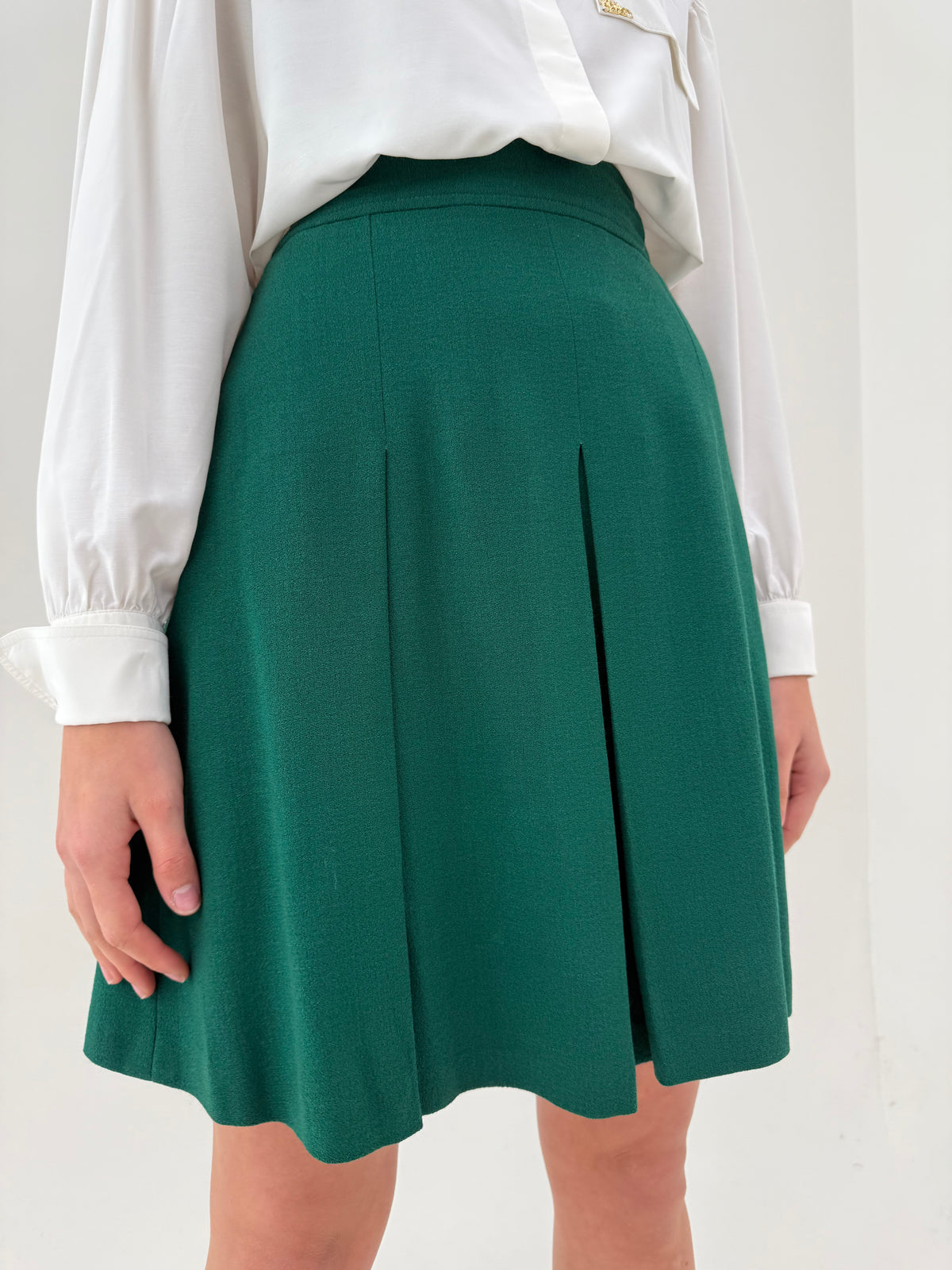 Costum vintage dark green din lana extrafina cu jacheta și fusta plisată
