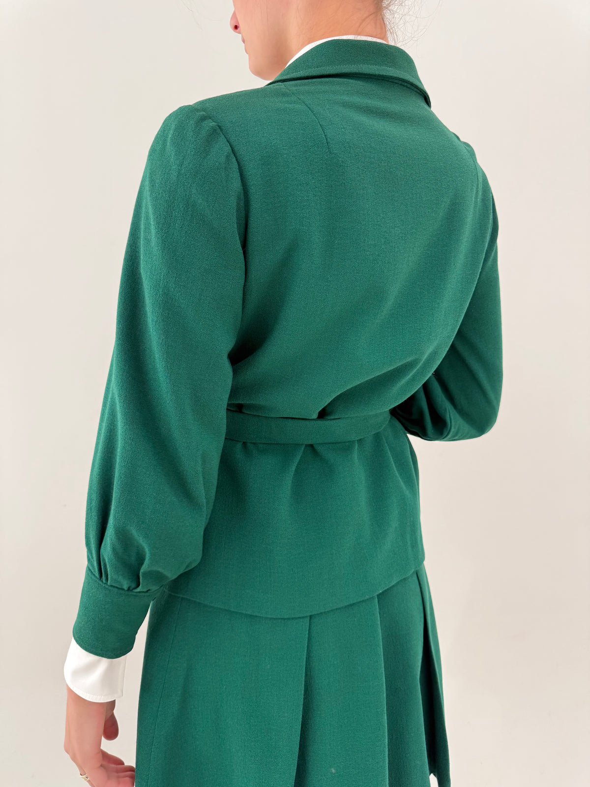 Costum vintage dark green din lana extrafina cu jacheta și fusta plisată