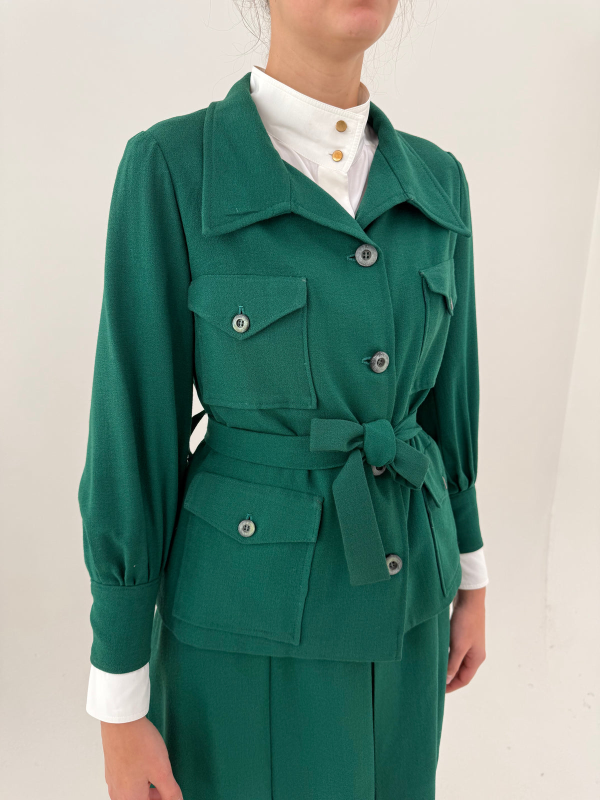 Costum vintage dark green din lana extrafina cu jacheta și fusta plisată