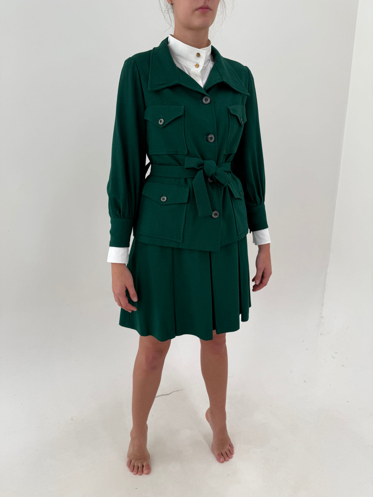 Costum vintage dark green din lana extrafina cu jacheta și fusta plisată