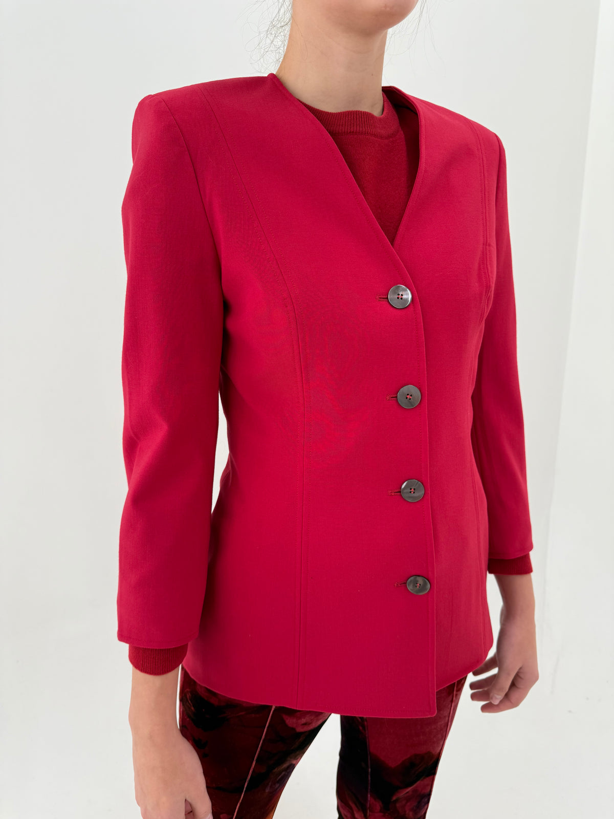 Sacou cambrat raspberry red din lana worsted extrafina și croi minimalist