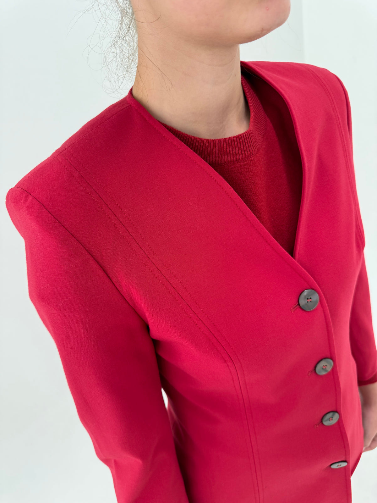 Sacou cambrat raspberry red din lana worsted extrafina și croi minimalist