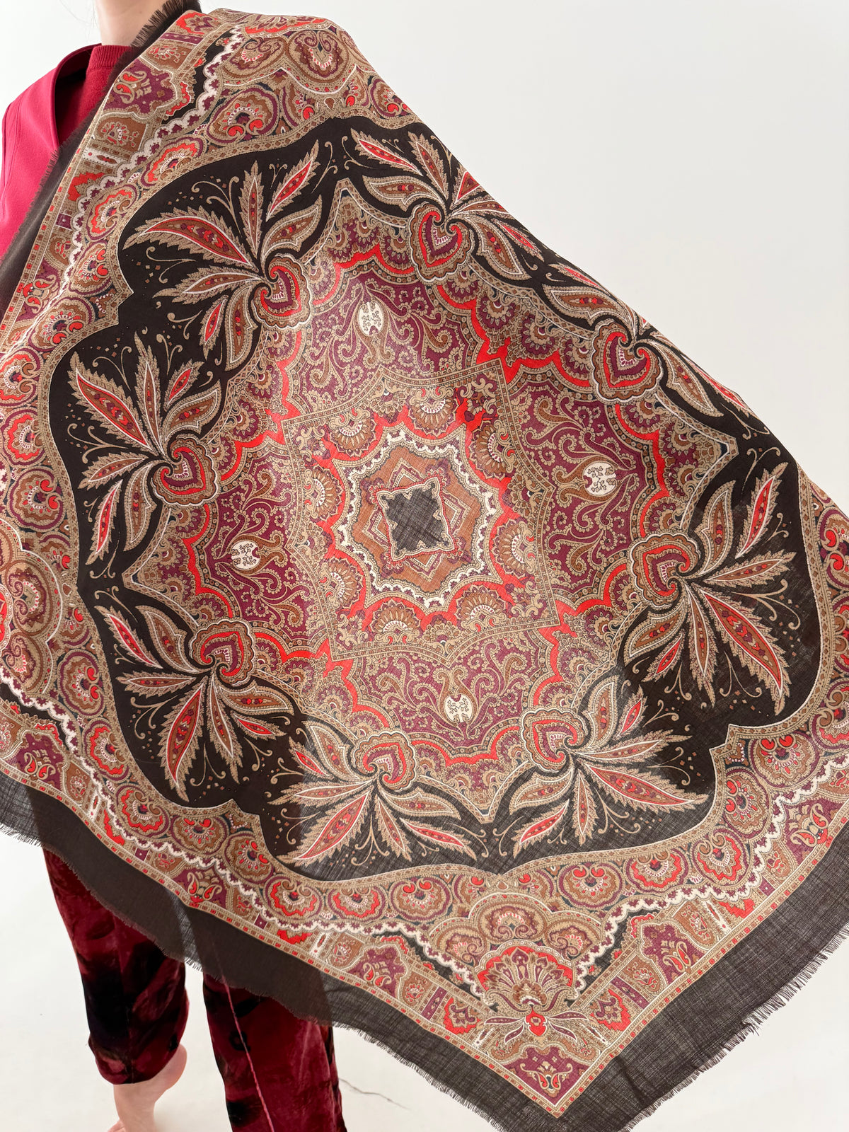 Eșarfă XXL din lana extrafina chocolate brown cu print paisley superb