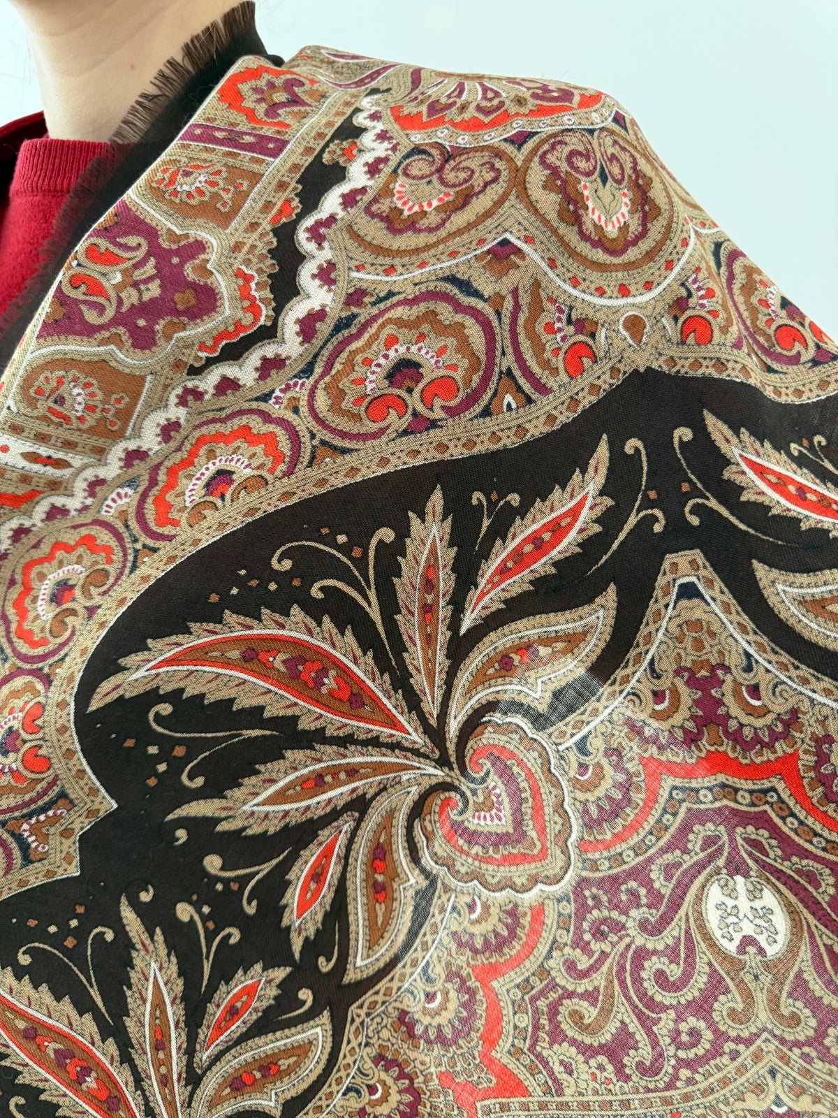 Eșarfă XXL din lana extrafina chocolate brown cu print paisley superb