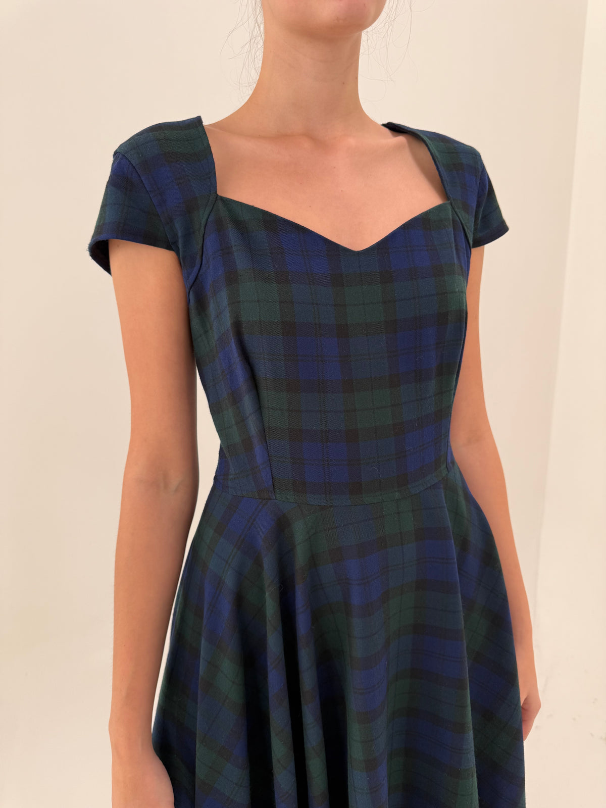 Rochie din tartan extrafin în croi de ani 50 cu corsaj și fustă ultra amplă