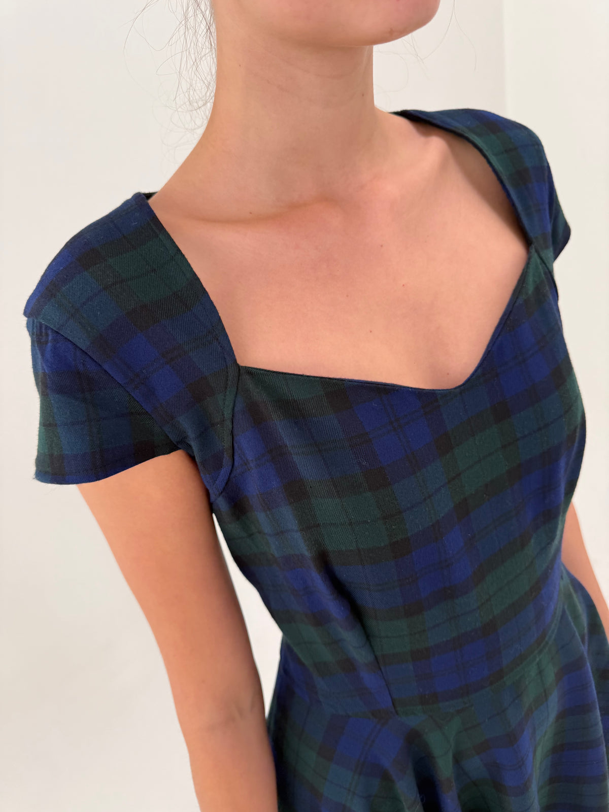 Rochie din tartan extrafin în croi de ani 50 cu corsaj și fustă ultra amplă