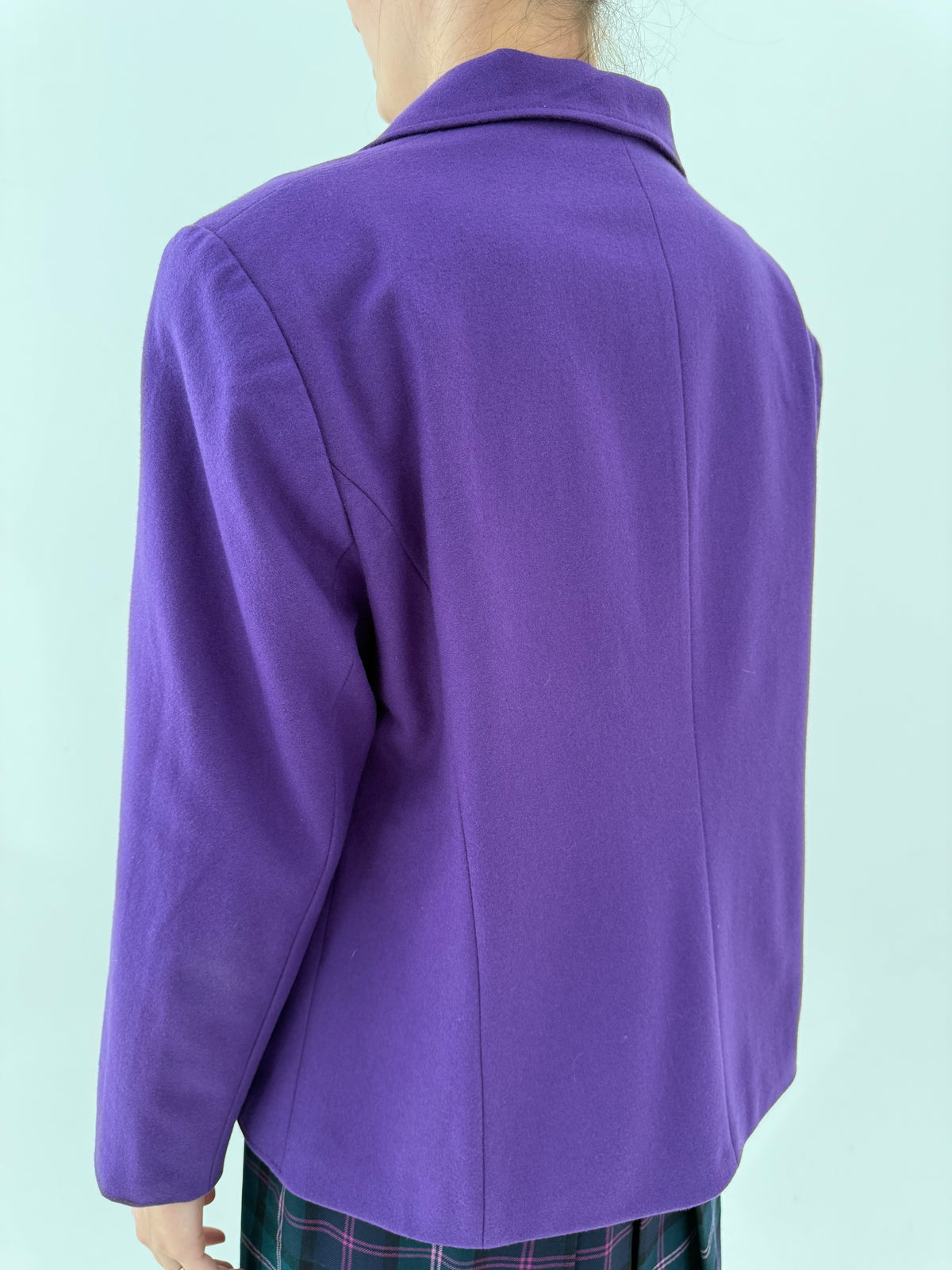 Sacou din lana extrafina Amethyst purple in croi ușor cambrat și buzunare aplicate