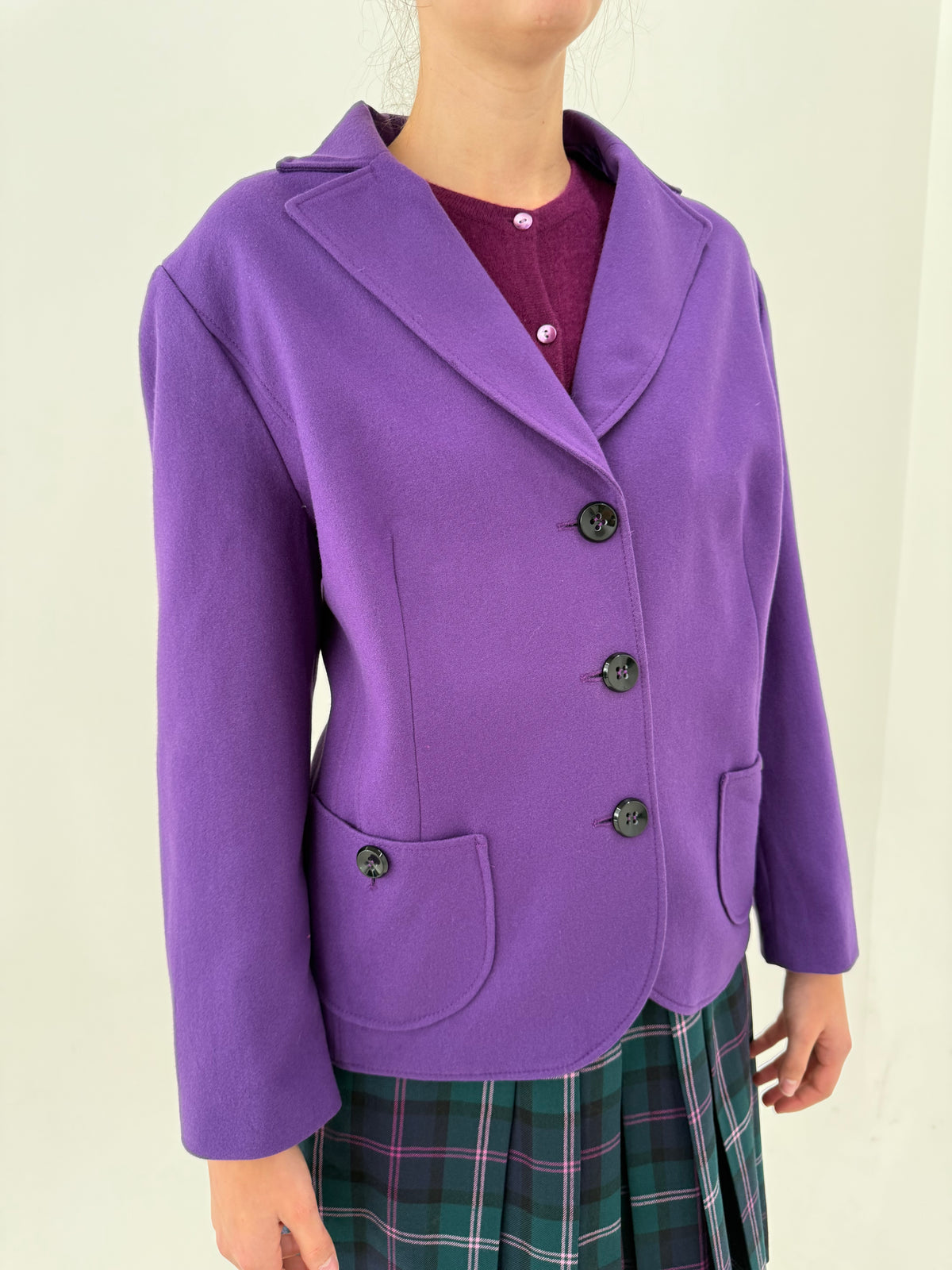 Sacou din lana extrafina Amethyst purple in croi ușor cambrat și buzunare aplicate