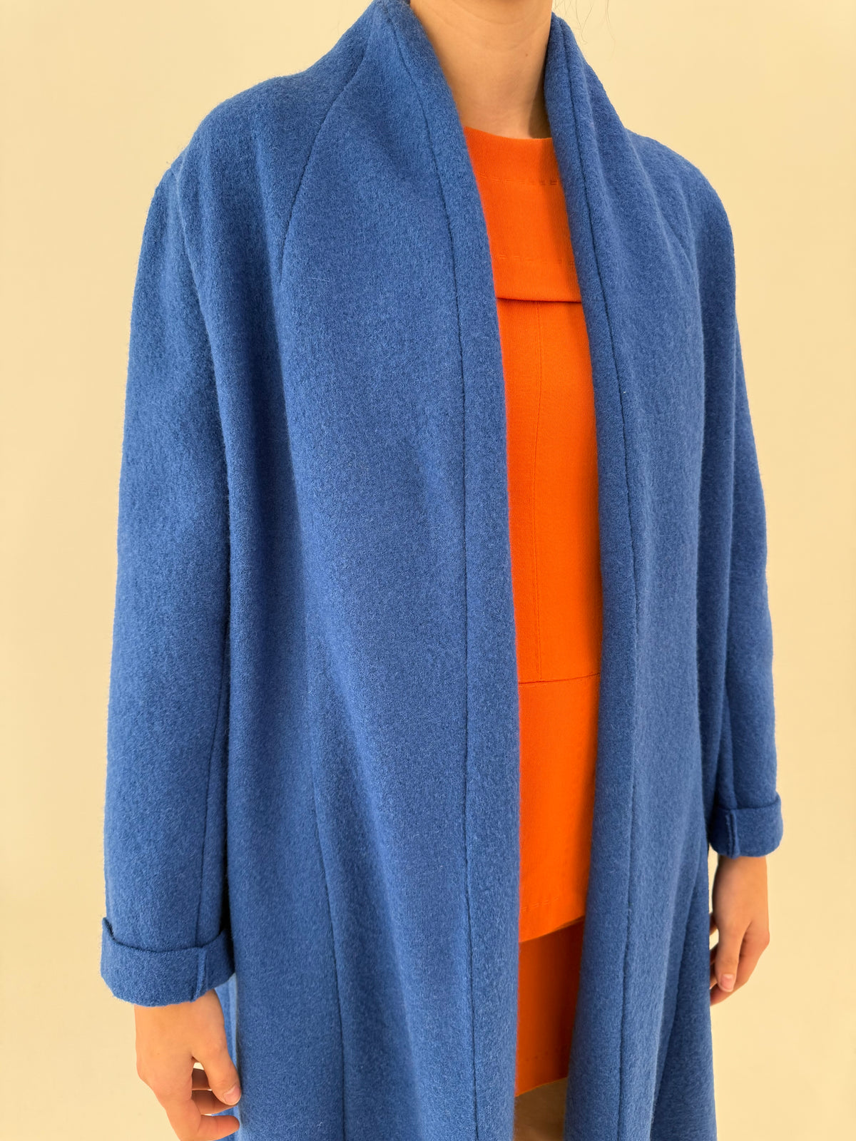 Pardesiu în croi lung albastru regal din boiled wool în croi minimalist