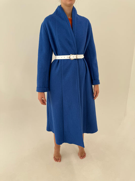 Pardesiu în croi lung albastru regal din boiled wool în croi minimalist
