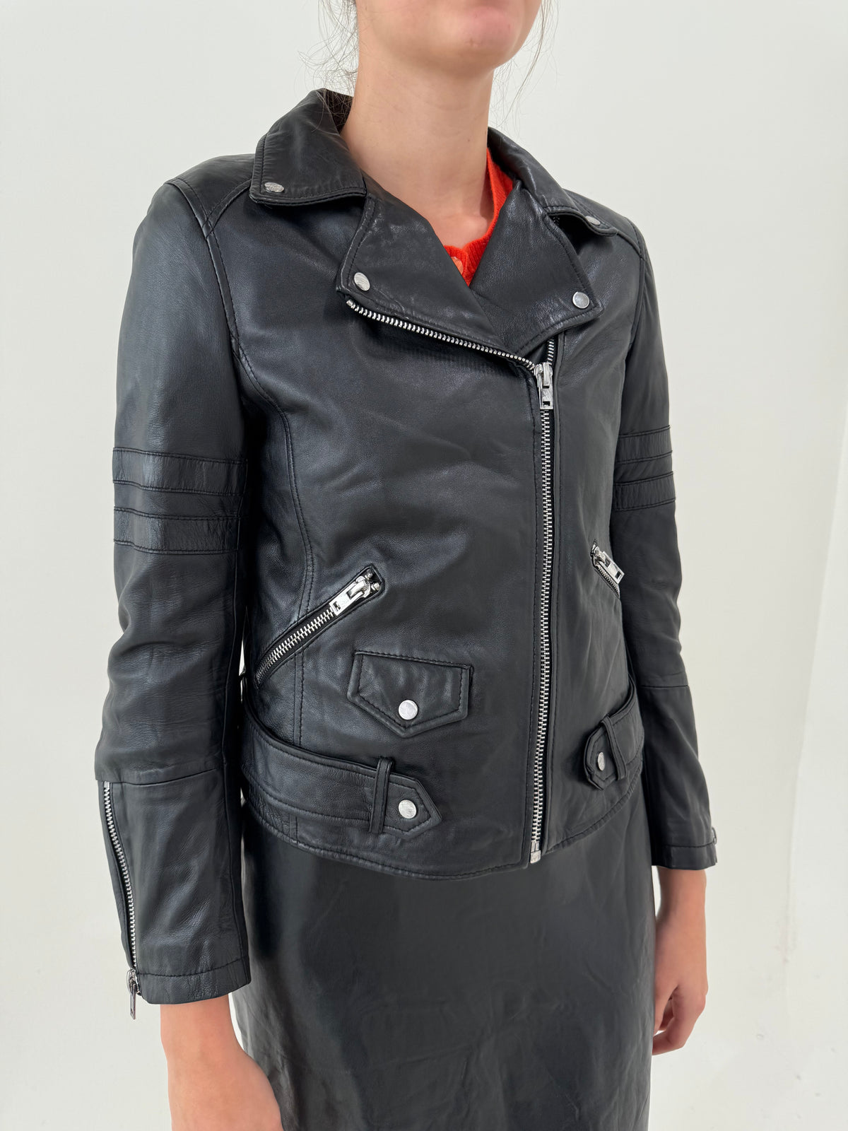 Jacheta biker din piele naturală extra moale cu feronerie argintie