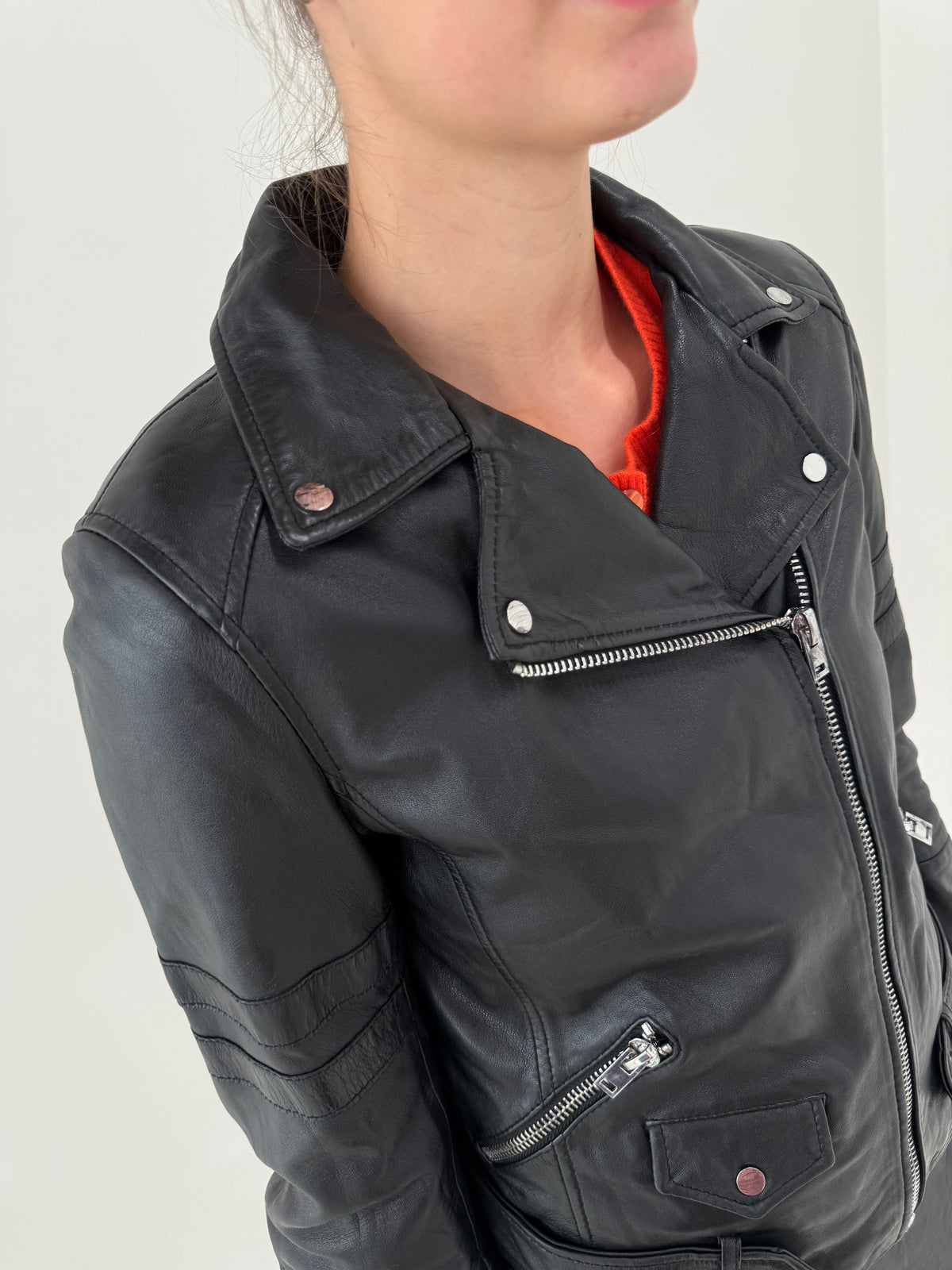 Jacheta biker din piele naturală extra moale cu feronerie argintie