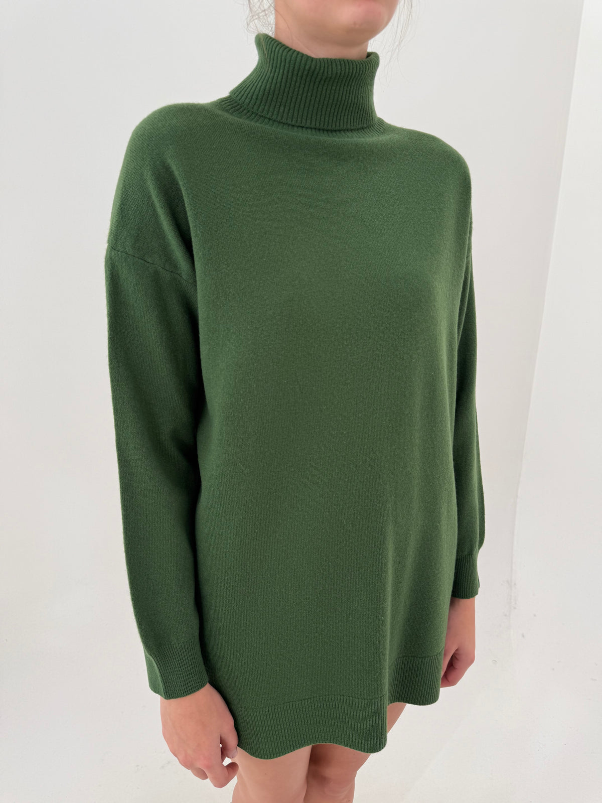 Maleta dark green din lana extrafina în croi cu mânecă căzută lejer