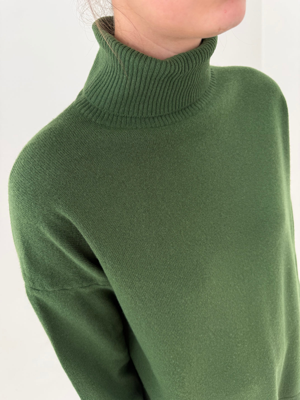 Maleta dark green din lana extrafina în croi cu mânecă căzută lejer