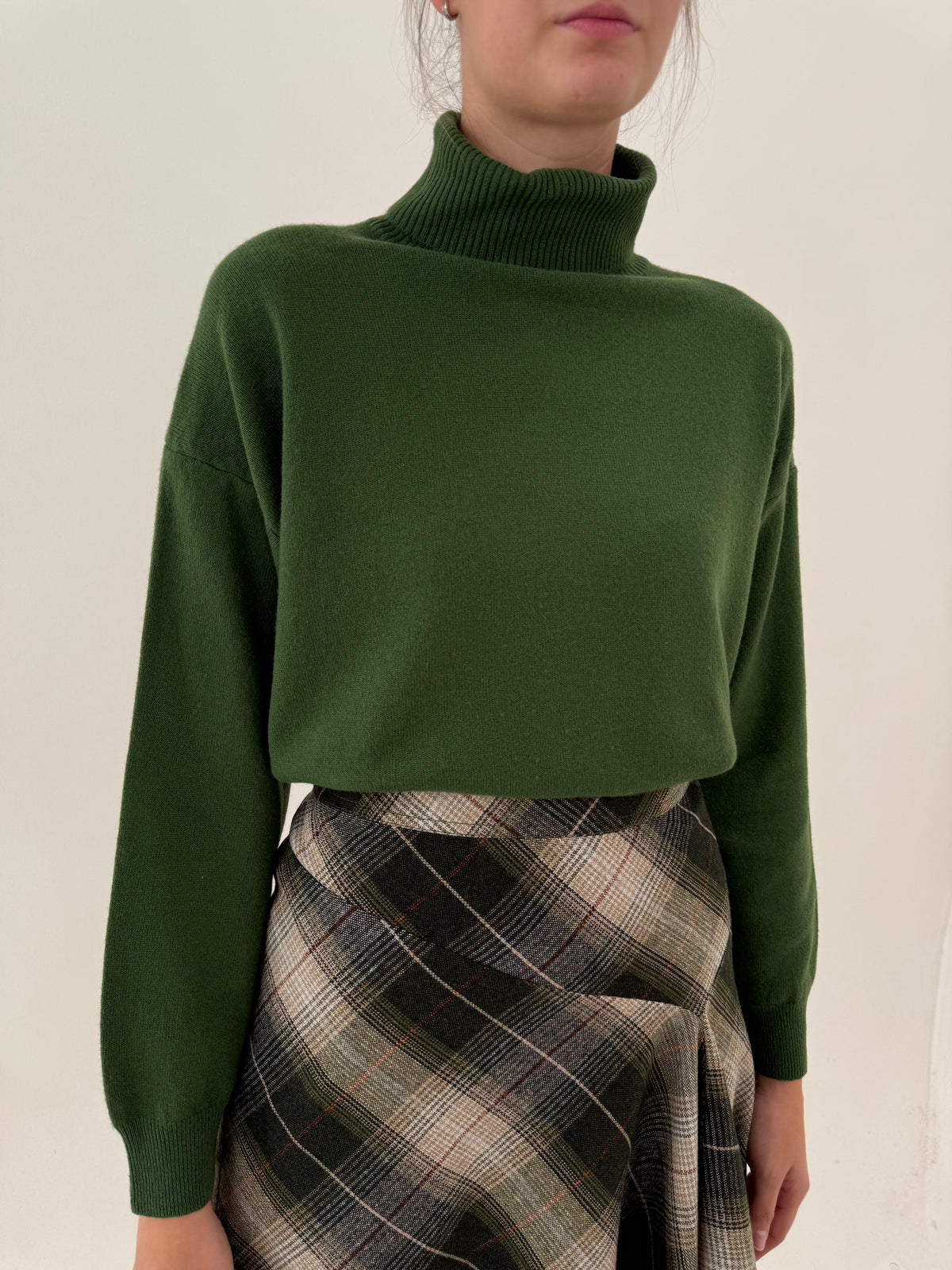 Maleta dark green din lana extrafina în croi cu mânecă căzută lejer