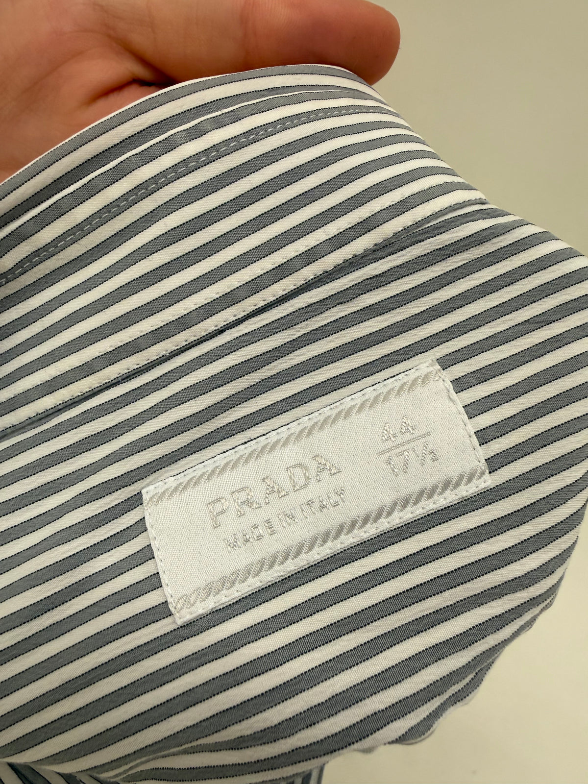 Cămașa Prada în dungi fine din poplin ultra confort de bumbac ușor cambrata