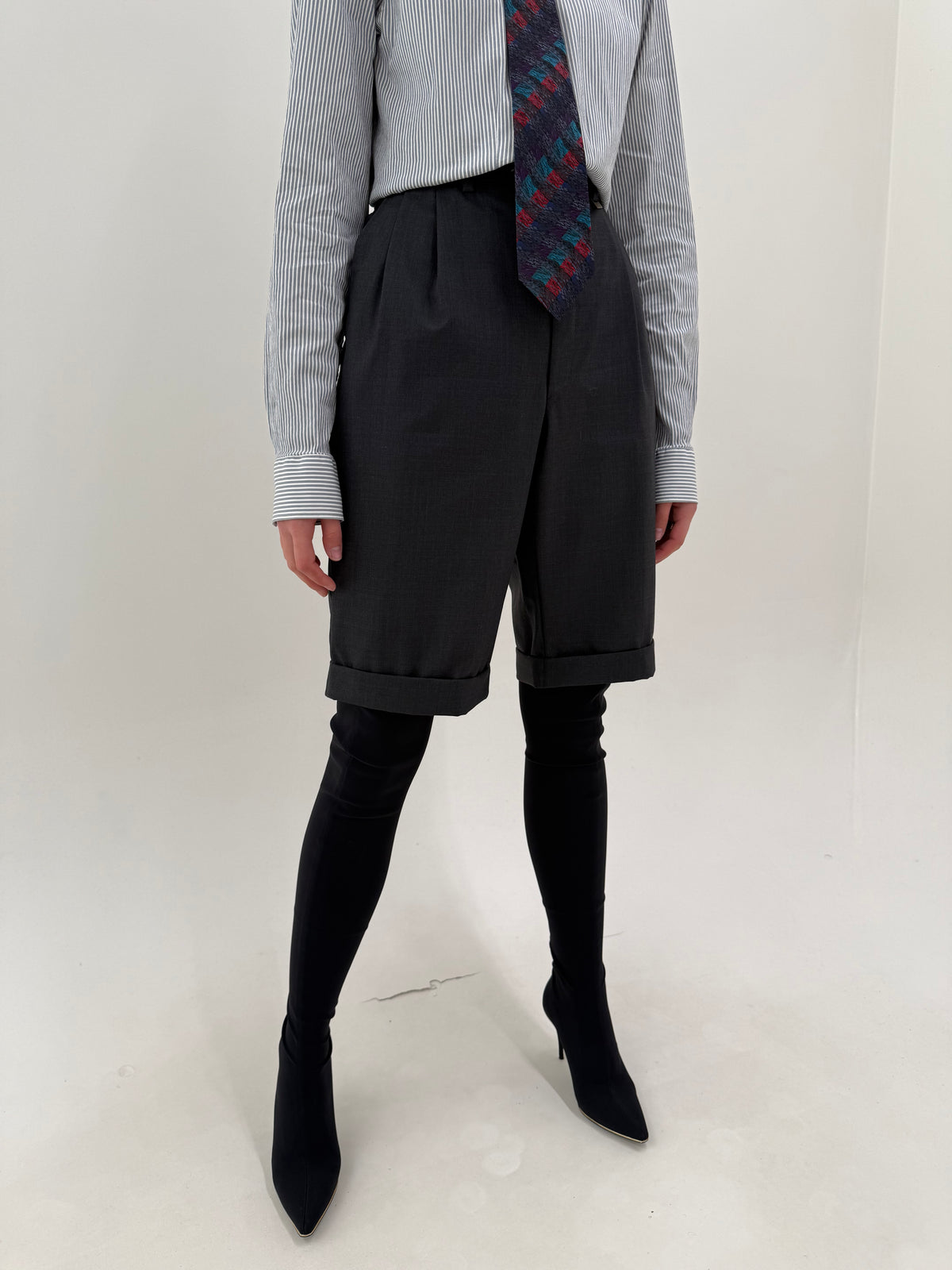 Pantaloni Dior Bermuda cu manșetă și pense vintage din lana extrafina charcoal gray
