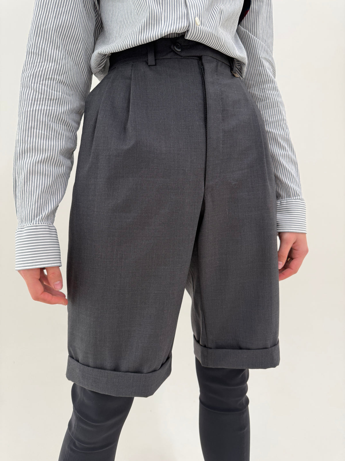 Pantaloni Dior Bermuda cu manșetă și pense vintage din lana extrafina charcoal gray