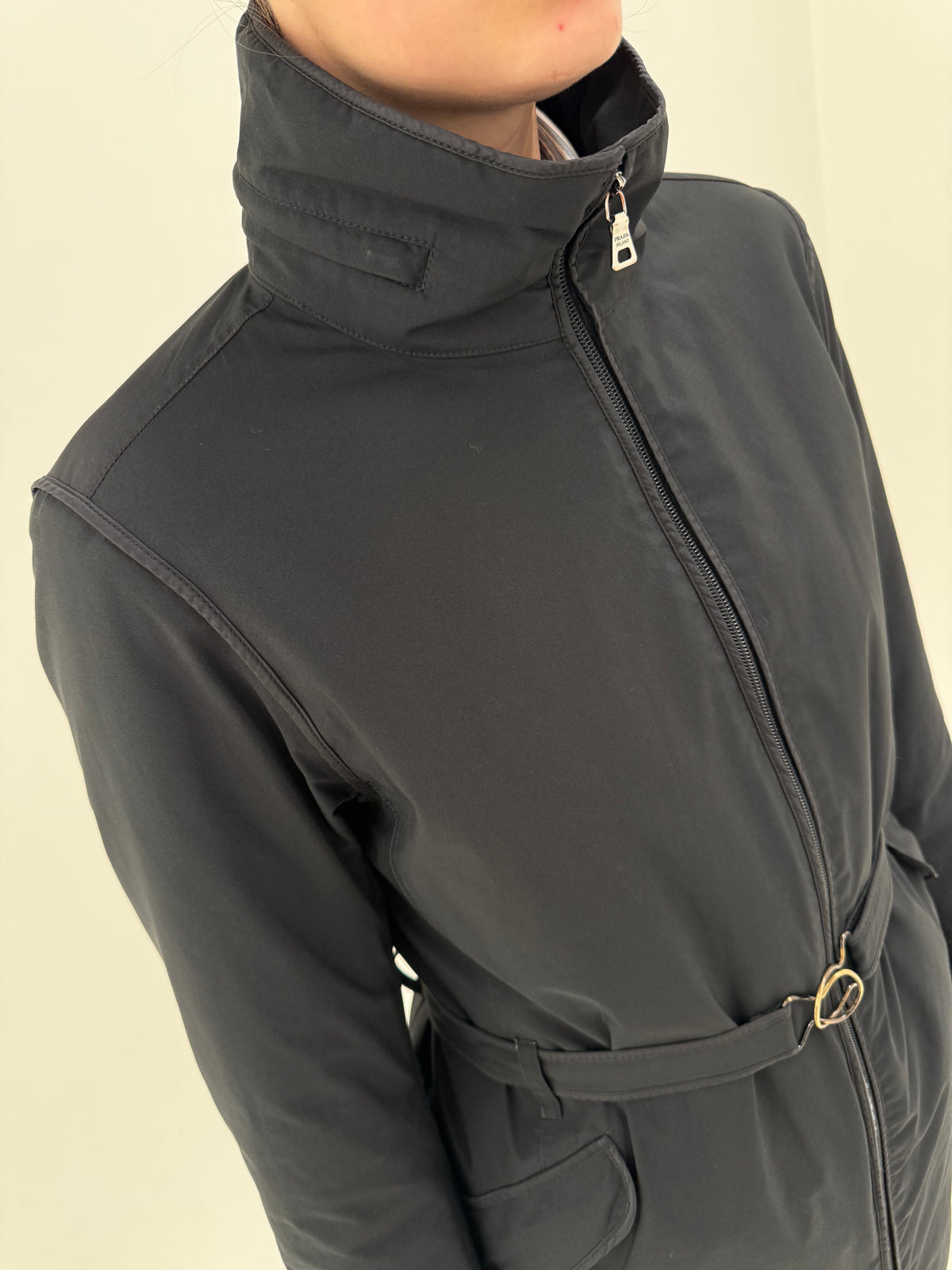 Geaca Prada impermeabilă cu talie marcată și interior light padded