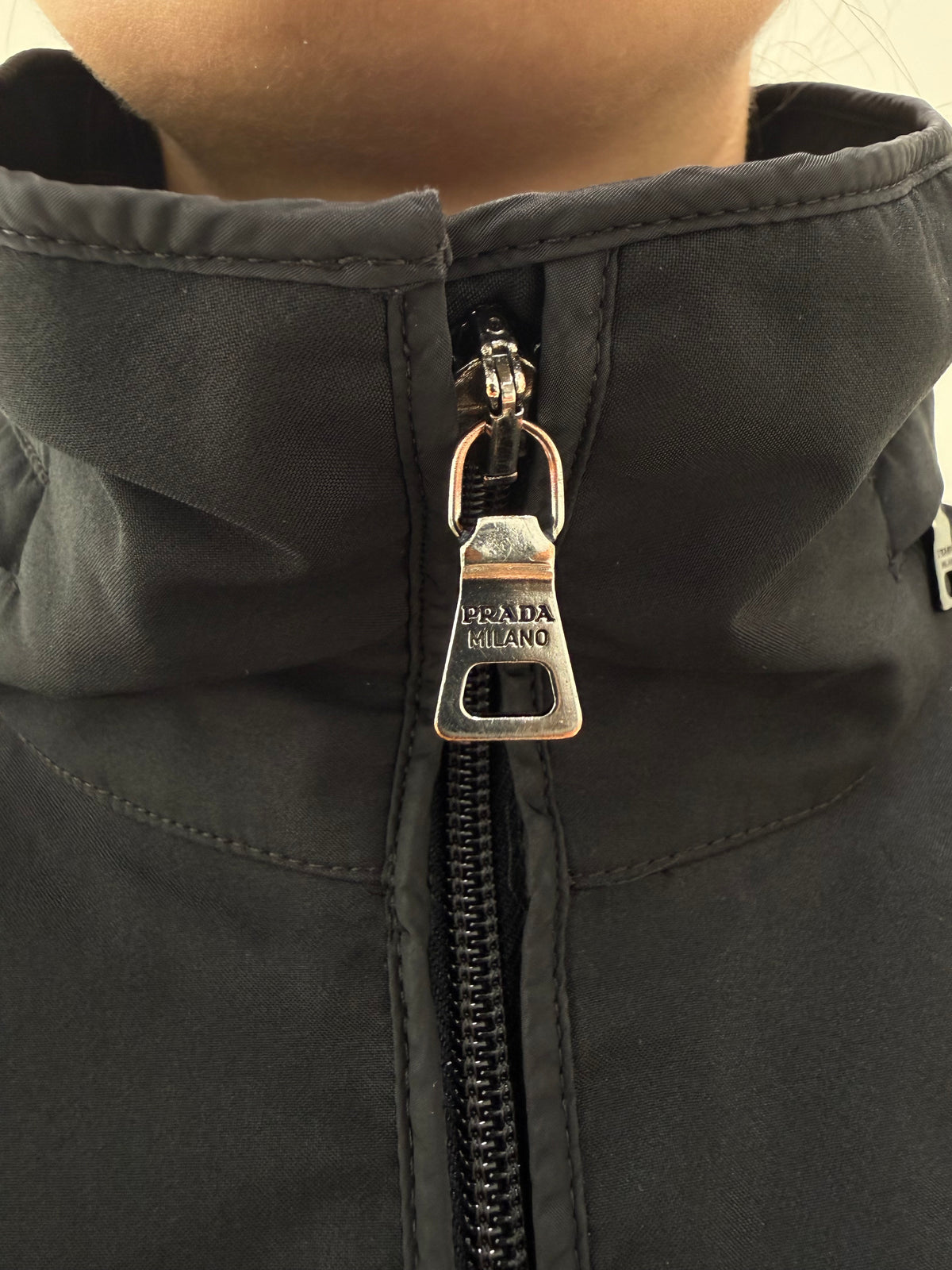 Geaca Prada impermeabilă cu talie marcată și interior light padded