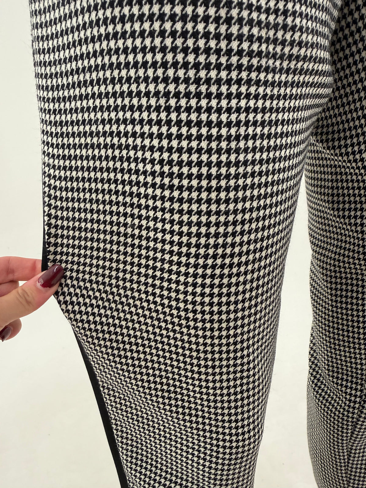 Pantaloni Moschino business pied de coq cu vipușca din lana extrafina petite