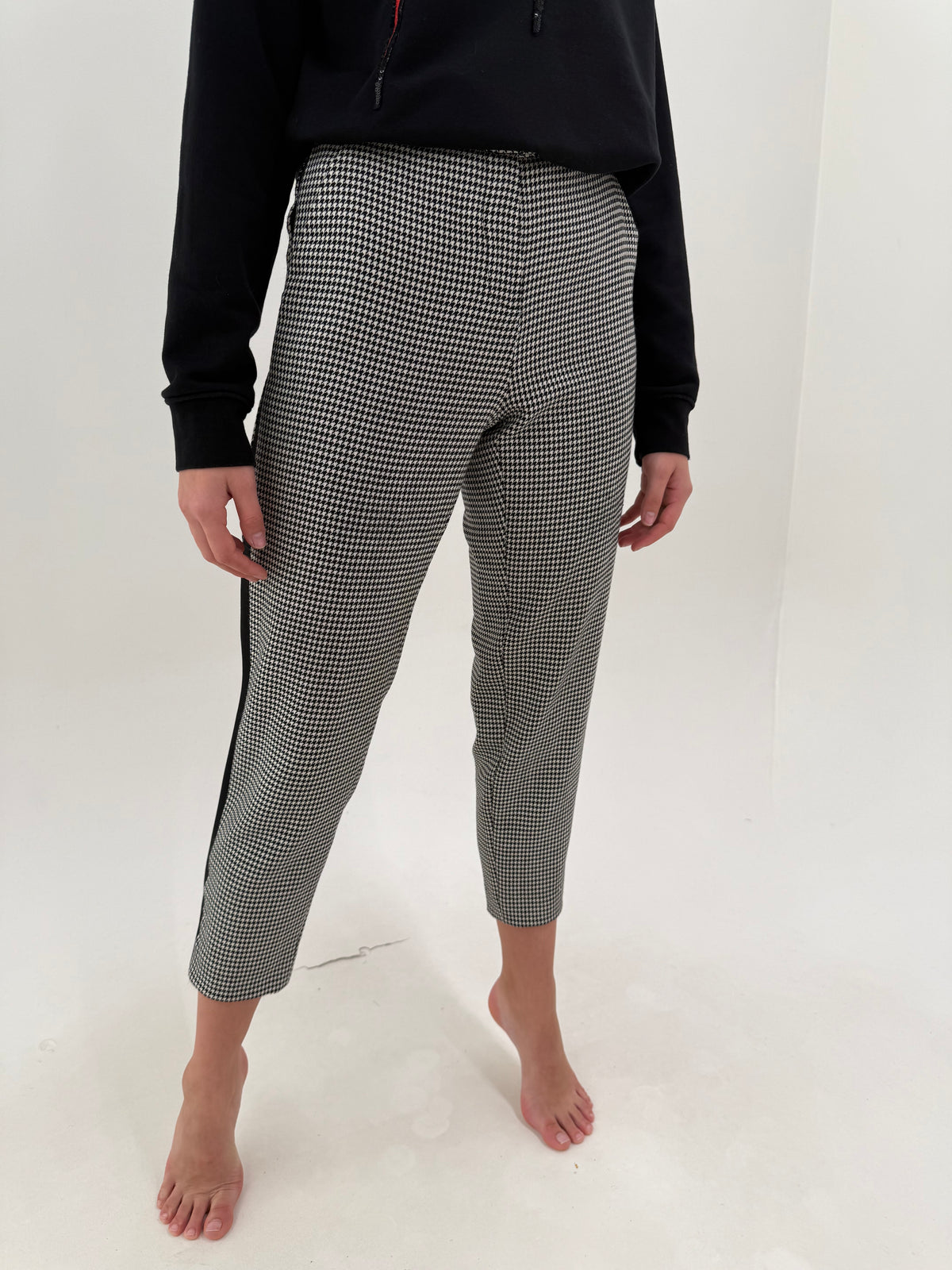 Pantaloni Moschino business pied de coq cu vipușca din lana extrafina petite