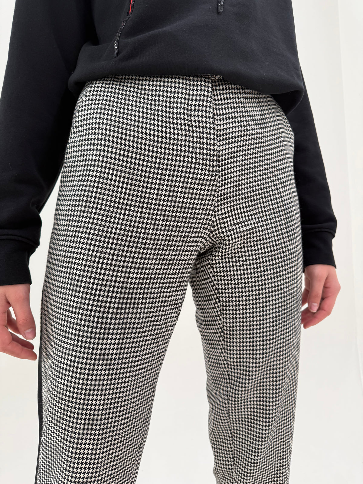 Pantaloni Moschino business pied de coq cu vipușca din lana extrafina petite