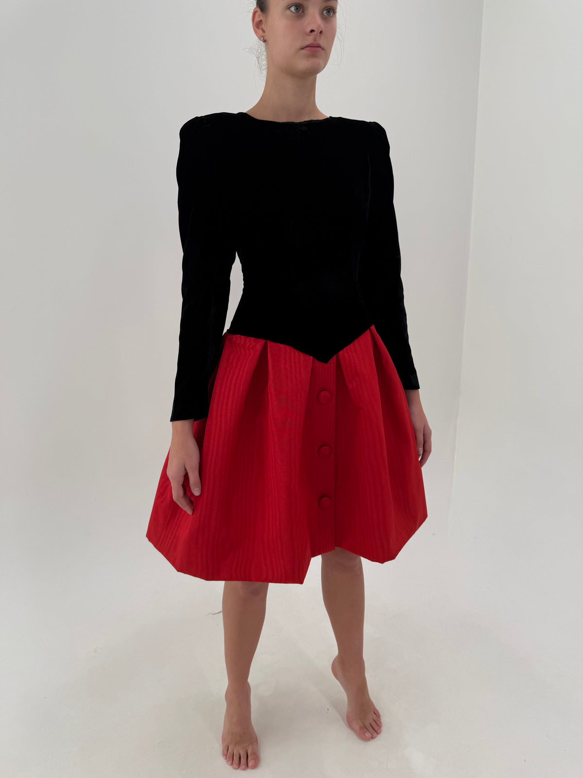 Rochie vintage cu talie ușor căzută din catifea cu talie marcată și fusta structurată
