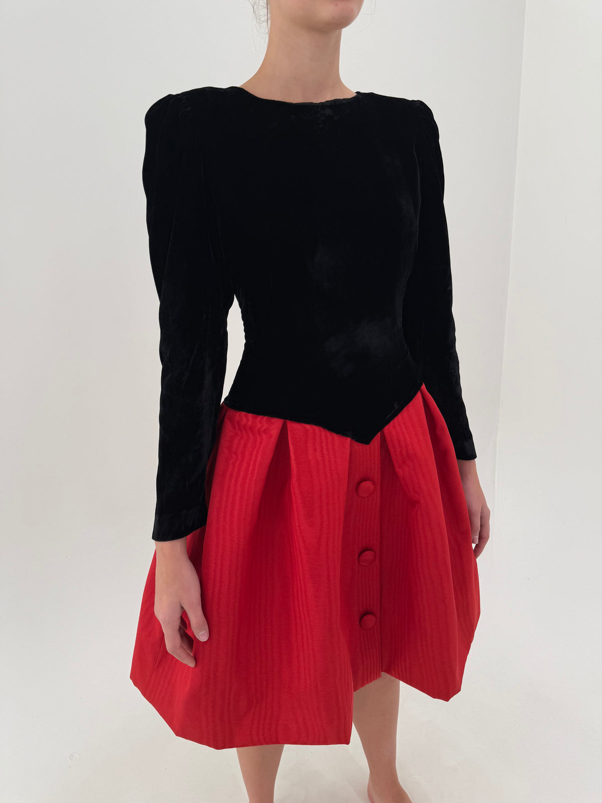 Rochie vintage cu talie ușor căzută din catifea cu talie marcată și fusta structurată