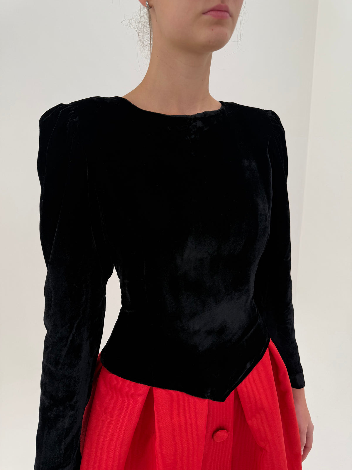 Rochie vintage cu talie ușor căzută din catifea cu talie marcată și fusta structurată