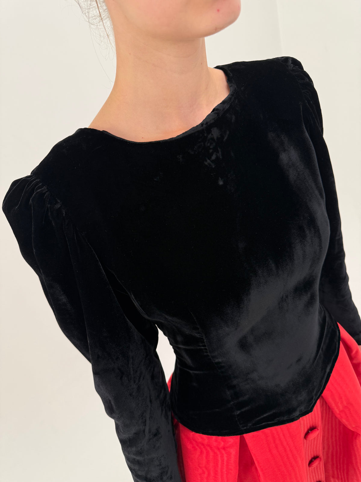Rochie vintage cu talie ușor căzută din catifea cu talie marcată și fusta structurată