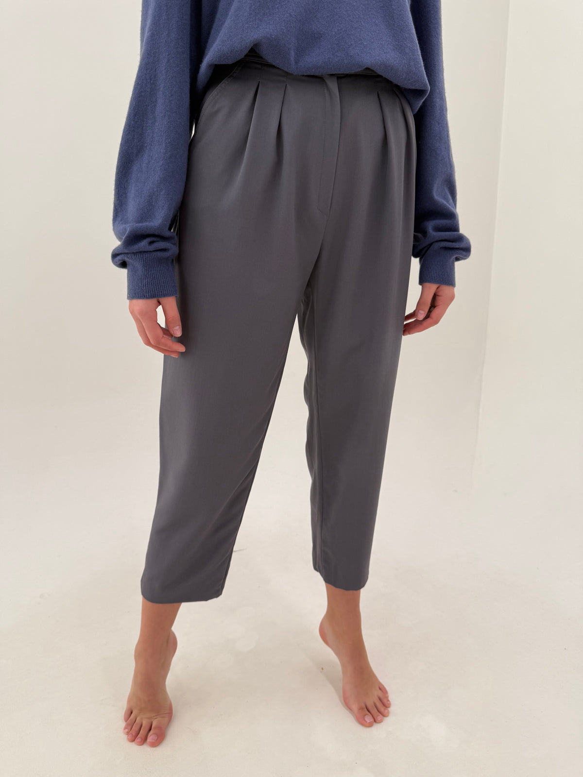 Pantaloni Max Mara din lana extrafina steel gray cu pense și talie extrem de înaltă