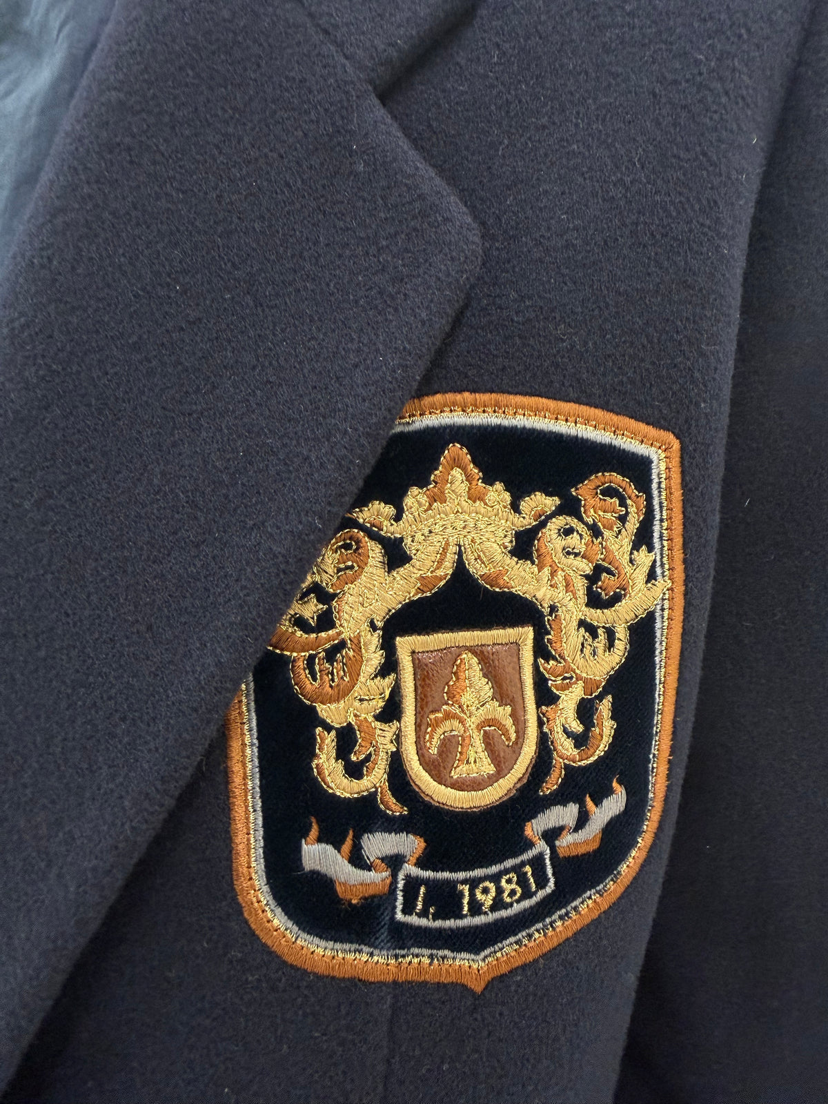 Sacou de brand premium italian din lana plină extrafina cu emblemă brodată și revere late