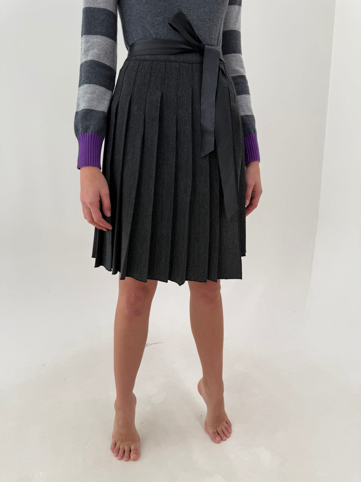 Fustă gama Max Mara plisată  din tweed de lana cu cordon din piele naturală