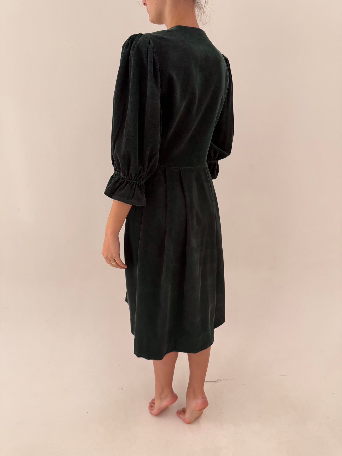 Rochie vintage cu corsaj și nasturi metalici argintii dark green din catifea raiata fin