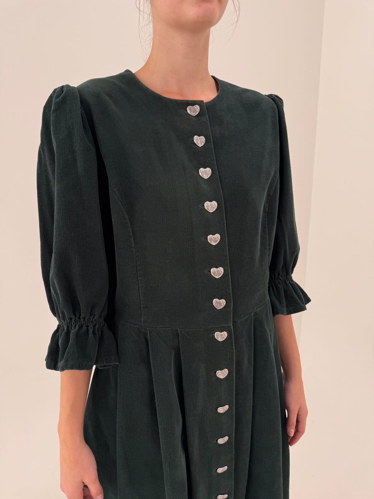 Rochie vintage cu corsaj și nasturi metalici argintii dark green din catifea raiata fin