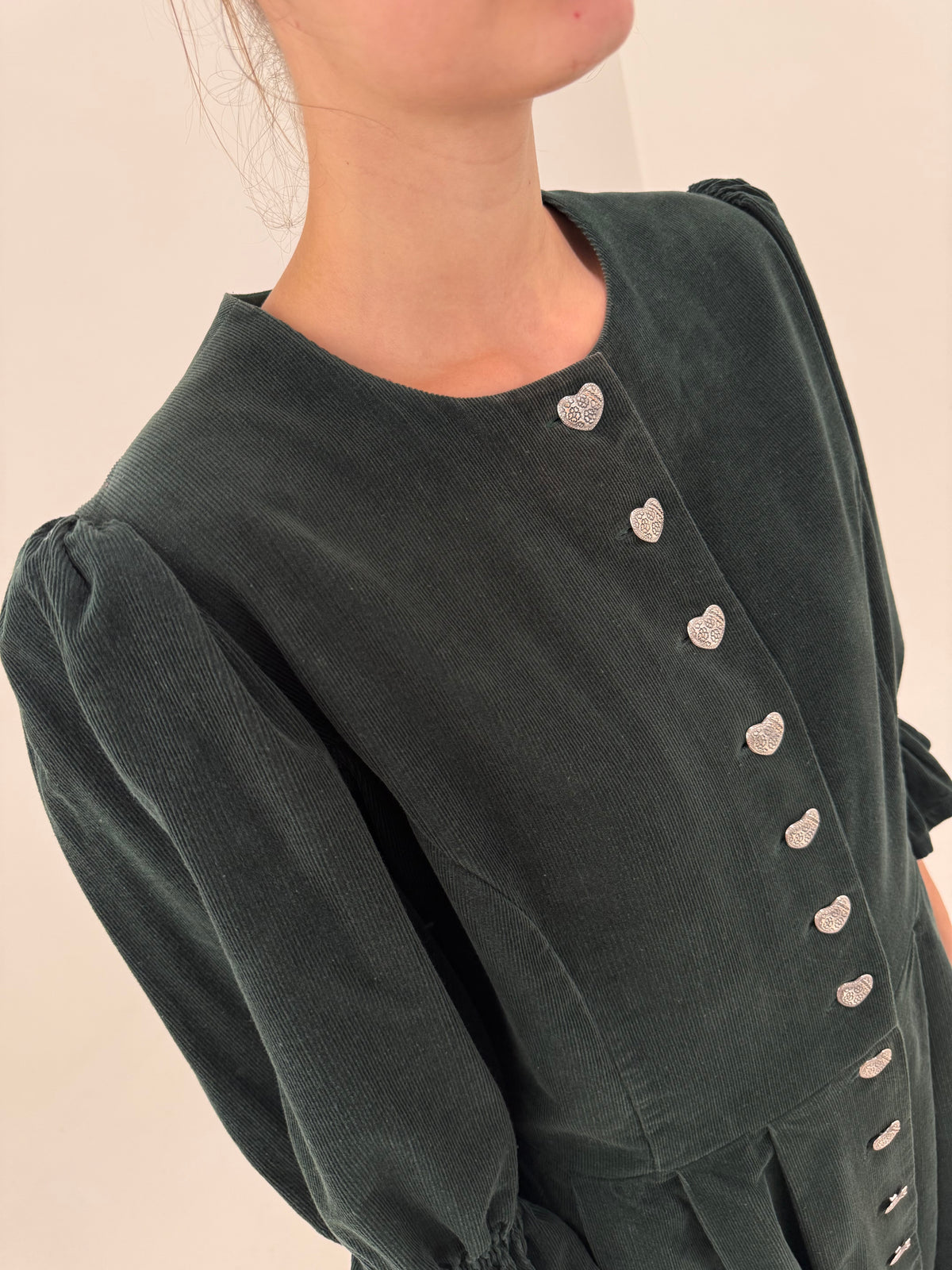 Rochie vintage cu corsaj și nasturi metalici argintii dark green din catifea raiata fin