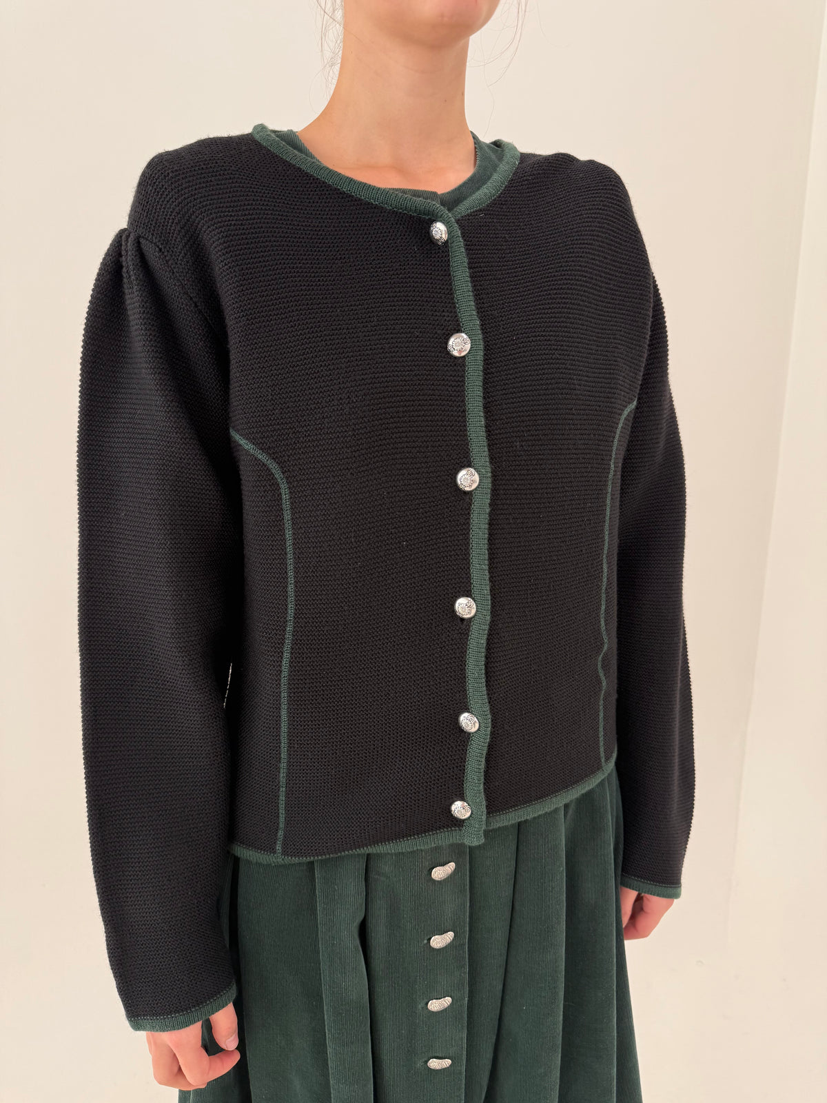 Cardigan vintage tip jachetă în croi cambrat cu umeri ușor bufanți negru