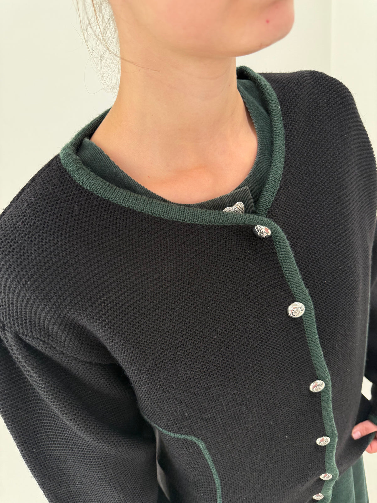 Cardigan vintage tip jachetă în croi cambrat cu umeri ușor bufanți negru
