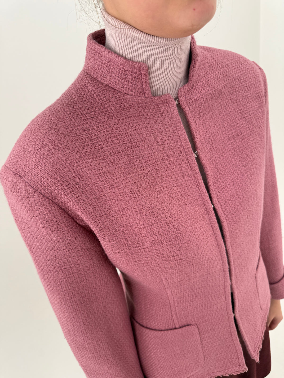 Sacou dusty baby blue din tweed de lana în croi ușor cambrat cu buzunare aplicate