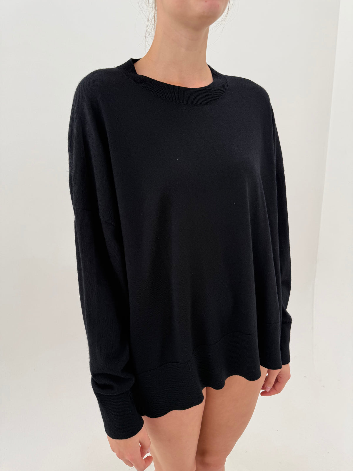 Pulover COS negru din lana extrafina densa crem neck in croi oversized