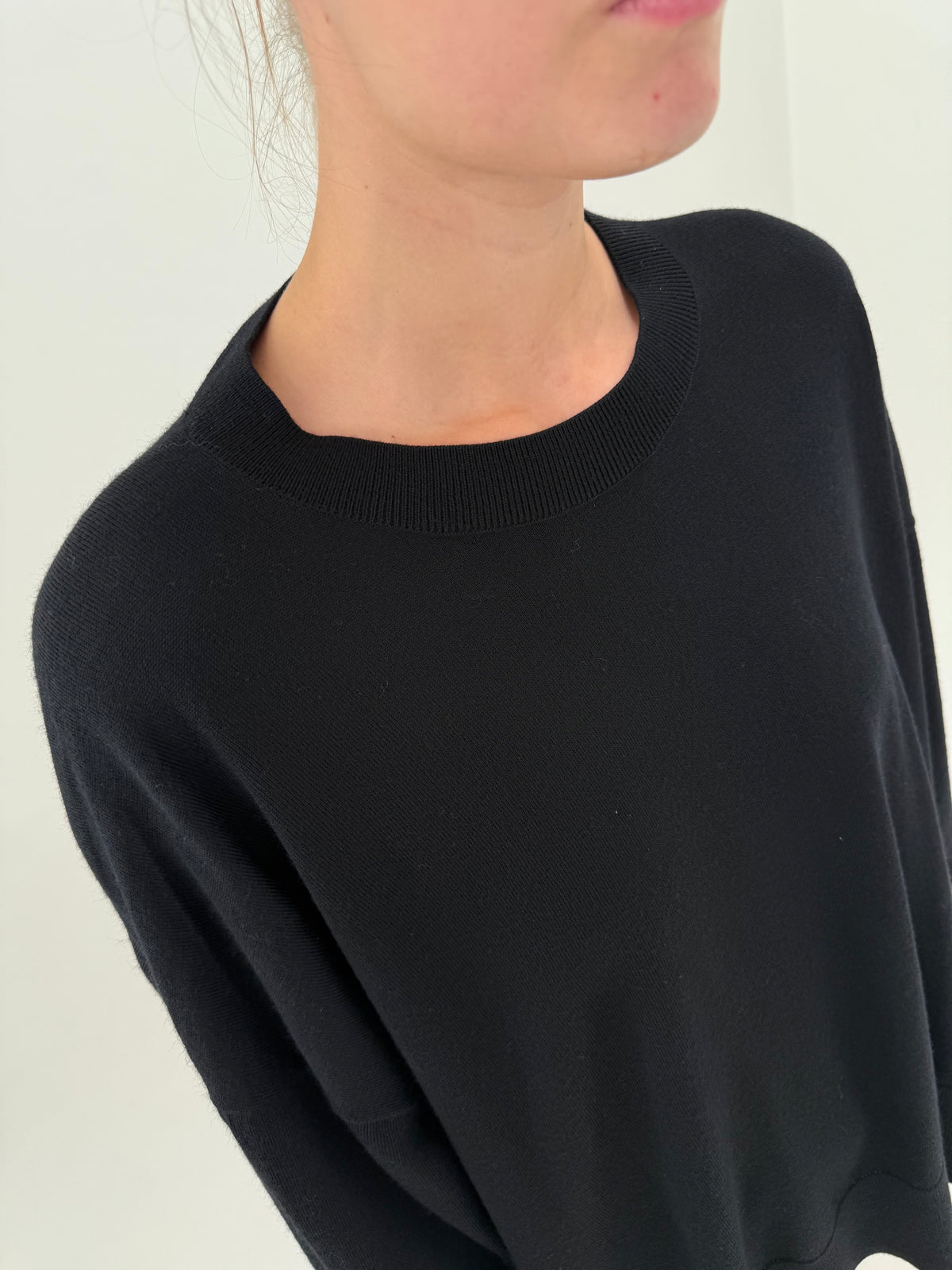 Pulover COS negru din lana extrafina densa crem neck in croi oversized