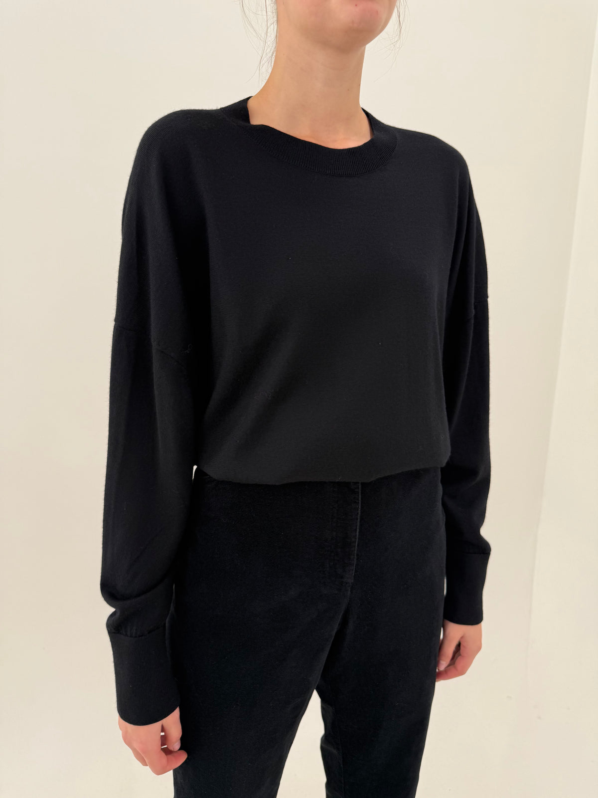 Pulover COS negru din lana extrafina densa crem neck in croi oversized
