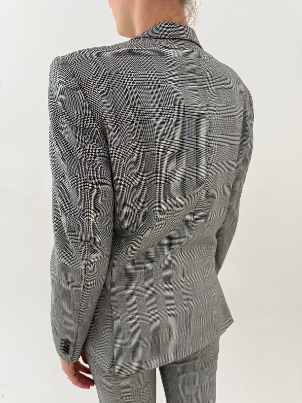 Costum Loro Piana în carouri fine alb negru din lana merino Zeelander
