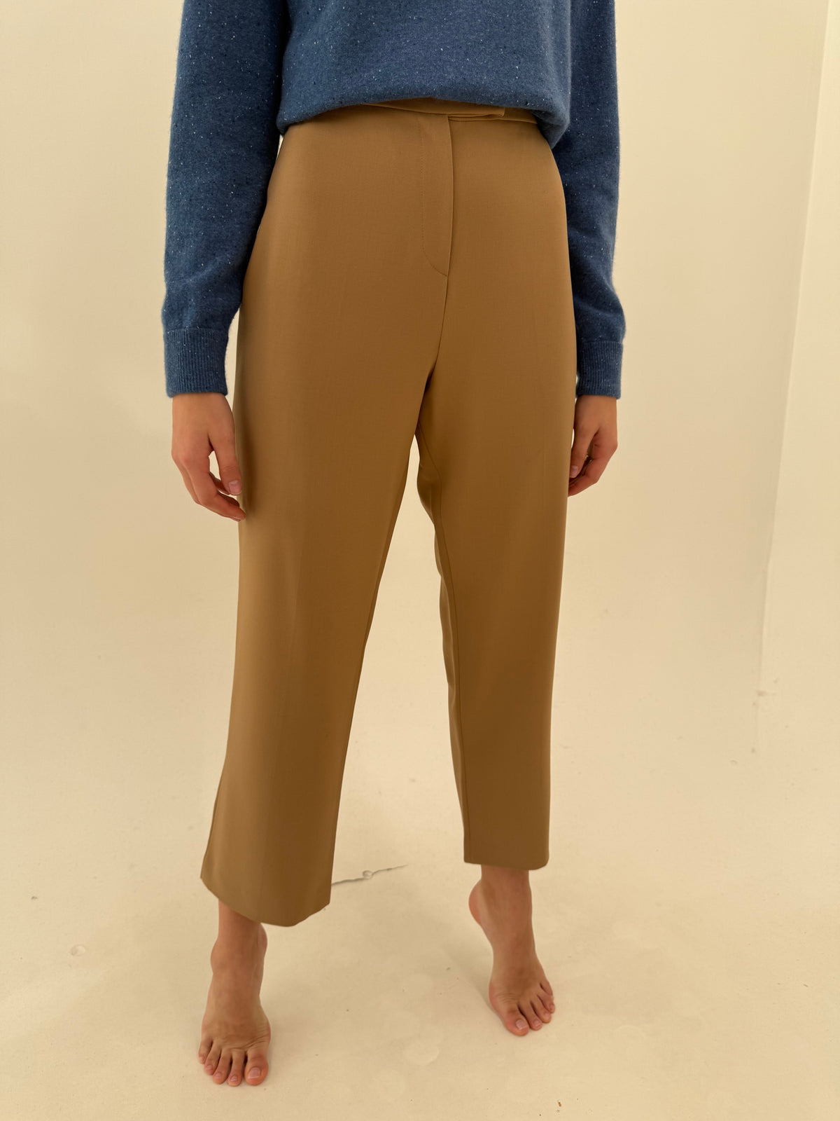 Pantaloni camel din lana extrafina confort cu talie ultra înaltă și solduri generoase