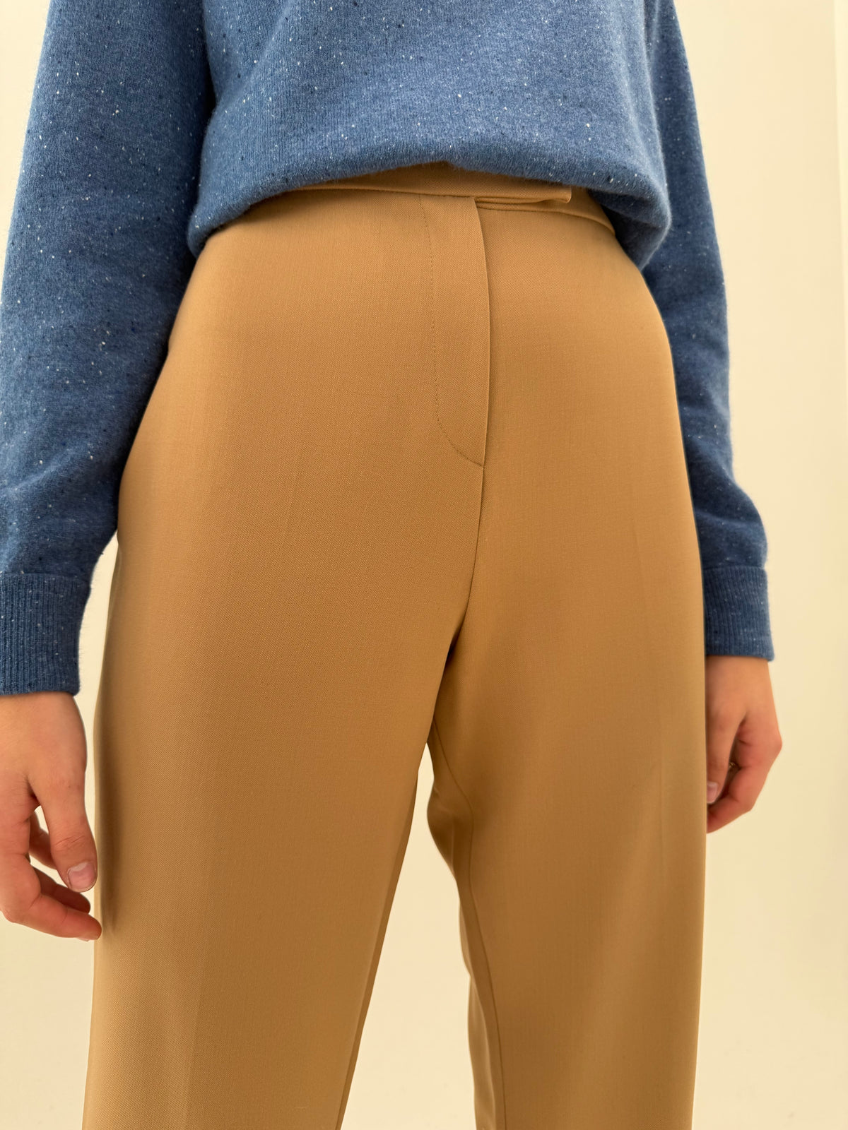 Pantaloni camel din lana extrafina confort cu talie ultra înaltă și solduri generoase